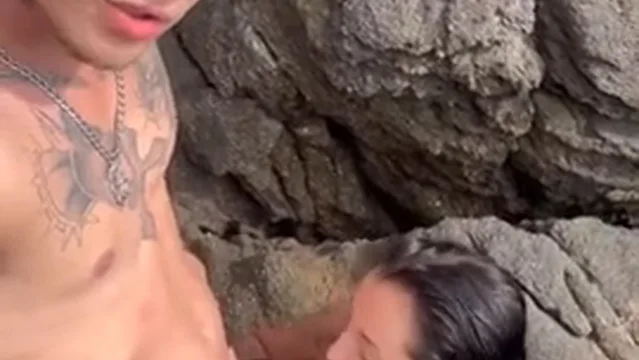 Novinha macetada nas pedras da praia por Elias Candido