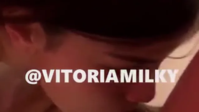 Novinha famosinha do insta mamou a pica dura e deu a bucetinha de quatro