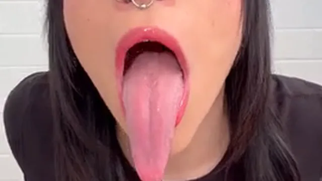 Goth Mostra Língua Durante Joi