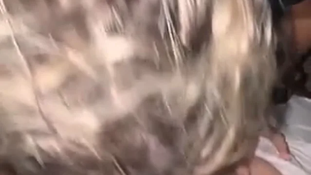 Sarah Melo loirinha cacheada super safadona metendo e mamando pica