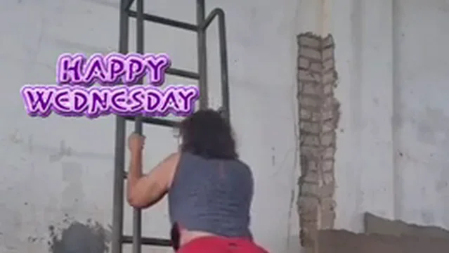 Coroa de shortinho fazendo sexo
