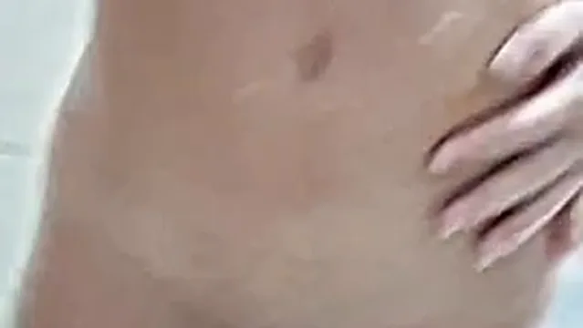 Fadinha privacy se exibindo pelada no banho mostrando os peitos