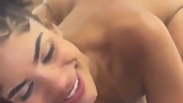 Famosa do Instagram se diverte com raba