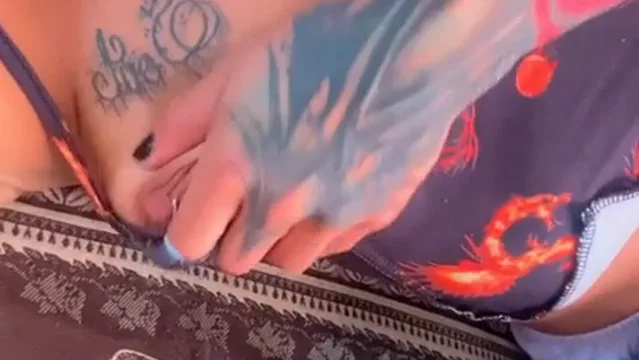 Evelyn Mirelly provocando com seios