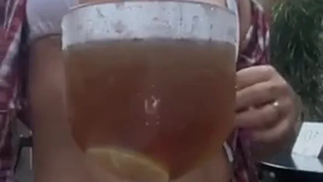 Bahala Fazendo Suruba com Amigo do Corno no Bar da Praia