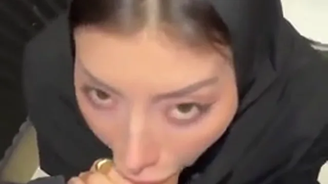 Taking Backshots e Watch in public bathroom
