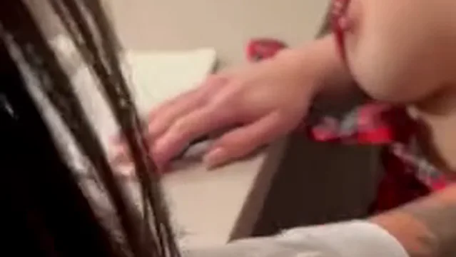 Luiza Marcato faz sexo oral lésbico com Jaiane Limma na saia
